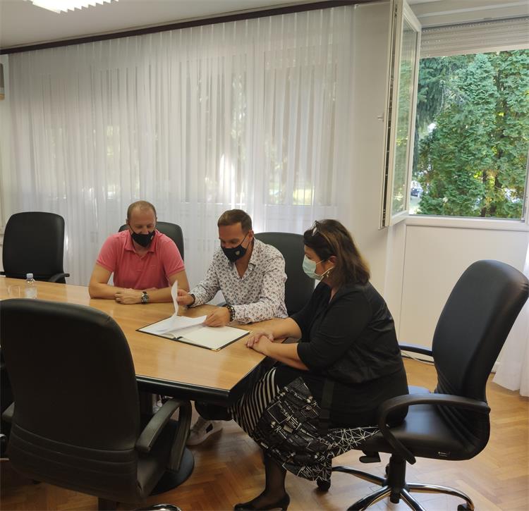 Slika /2021 godina/Pink Wing naslovna.jpg